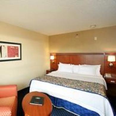 Courtyard By Marriott Airport