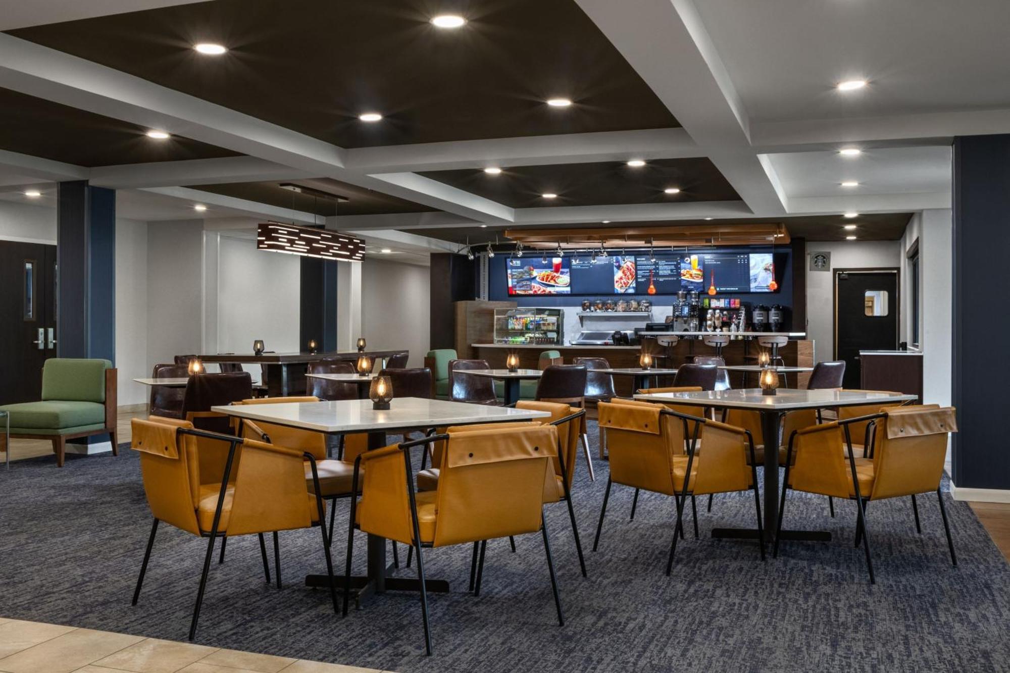 Courtyard By Marriott Airport