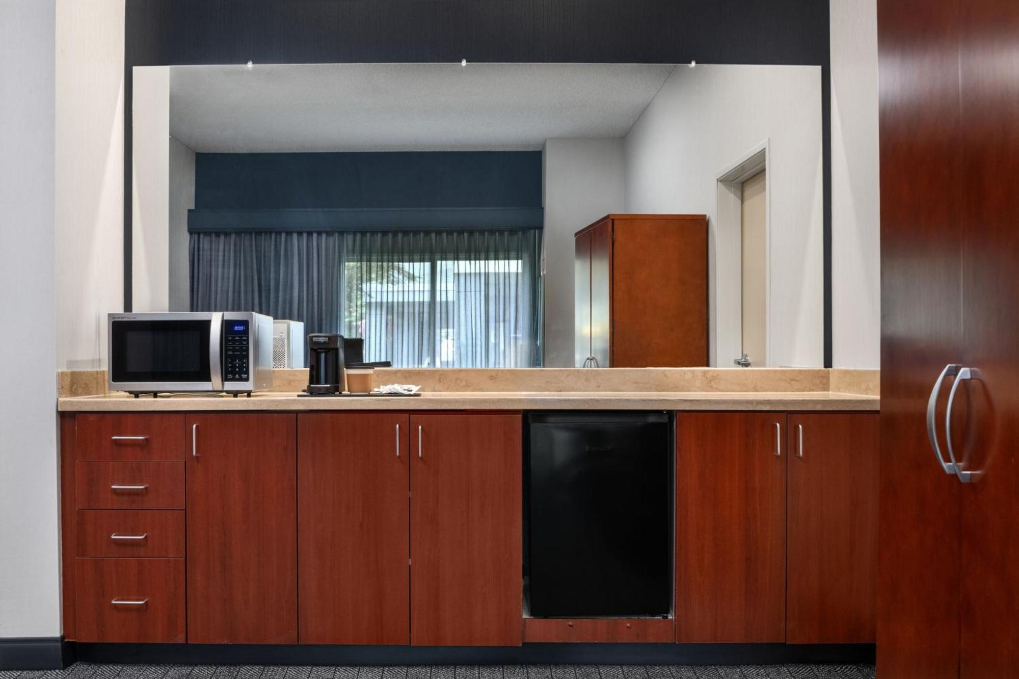 Courtyard By Marriott Airport