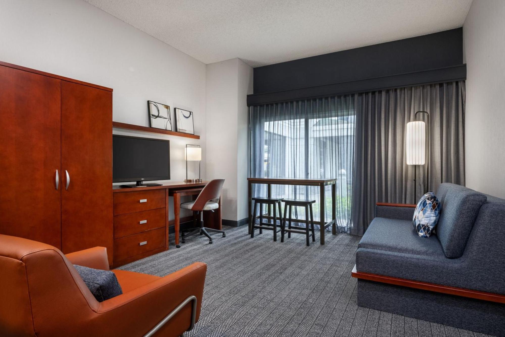 Courtyard By Marriott Airport Hotel