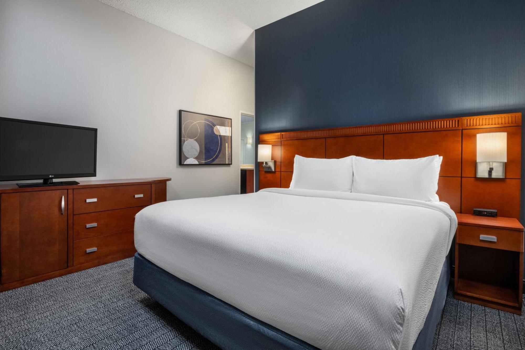 Hotel Courtyard By Marriott Airport