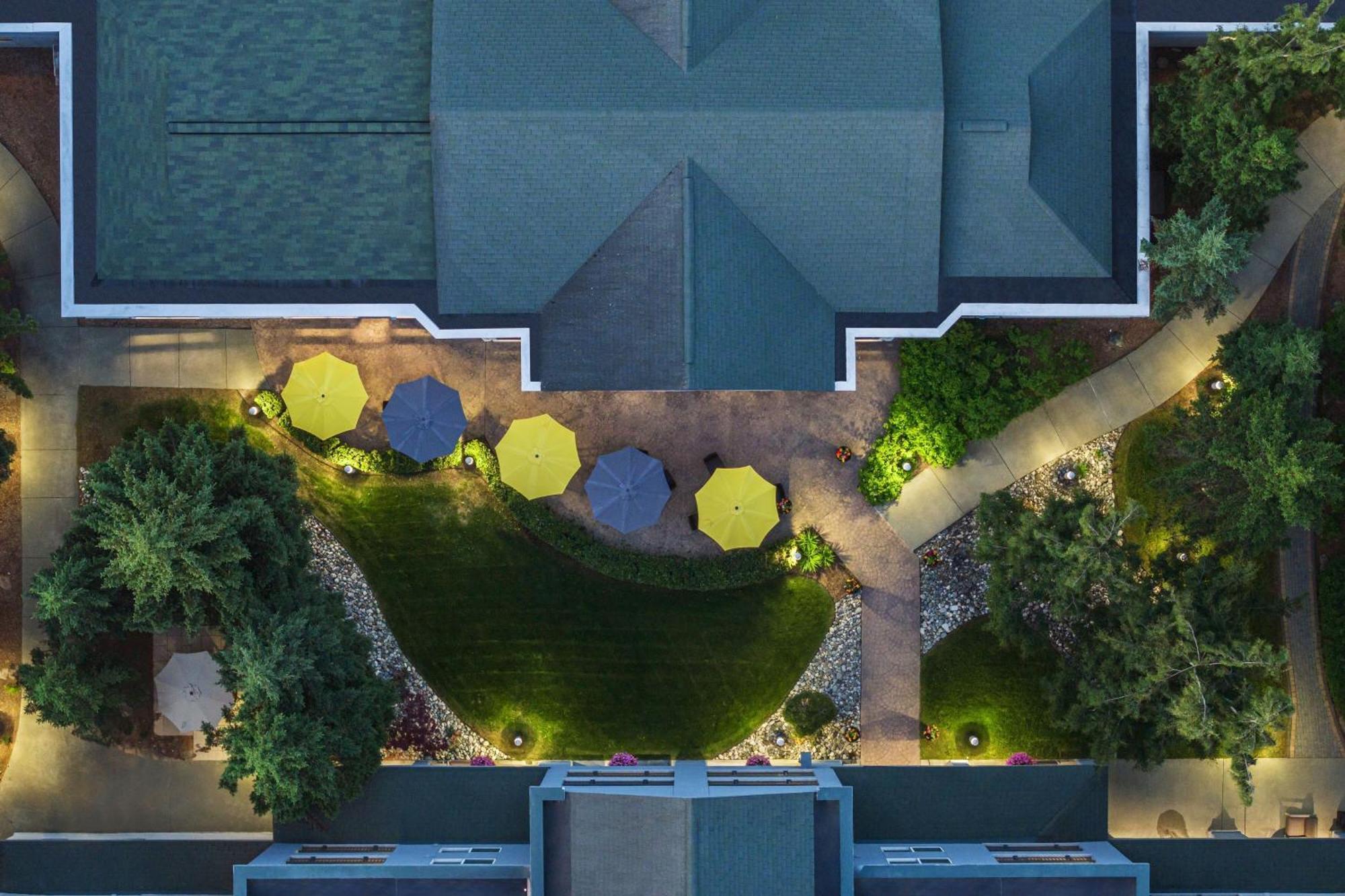 Courtyard By Marriott Airport Hotel