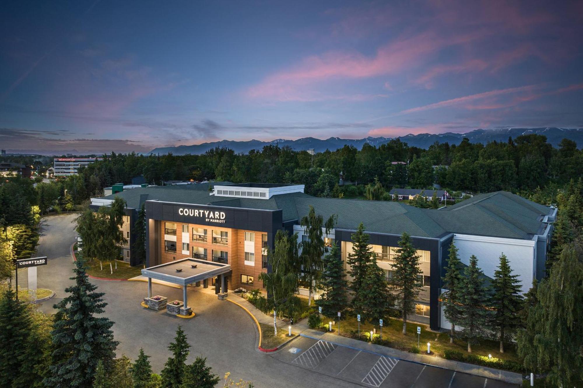 Courtyard By Marriott Airport Hotel