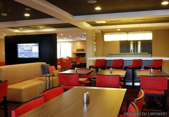 Courtyard By Marriott Airport Hotel