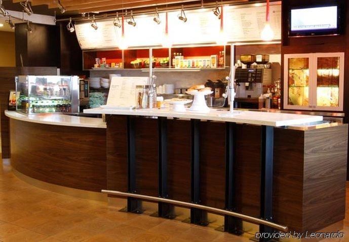 Hotel Courtyard By Marriott Airport