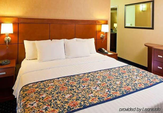 Courtyard By Marriott Airport